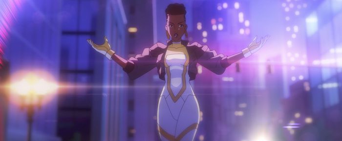 una sovrintendente che cammina verso la telecamera con le braccia tese