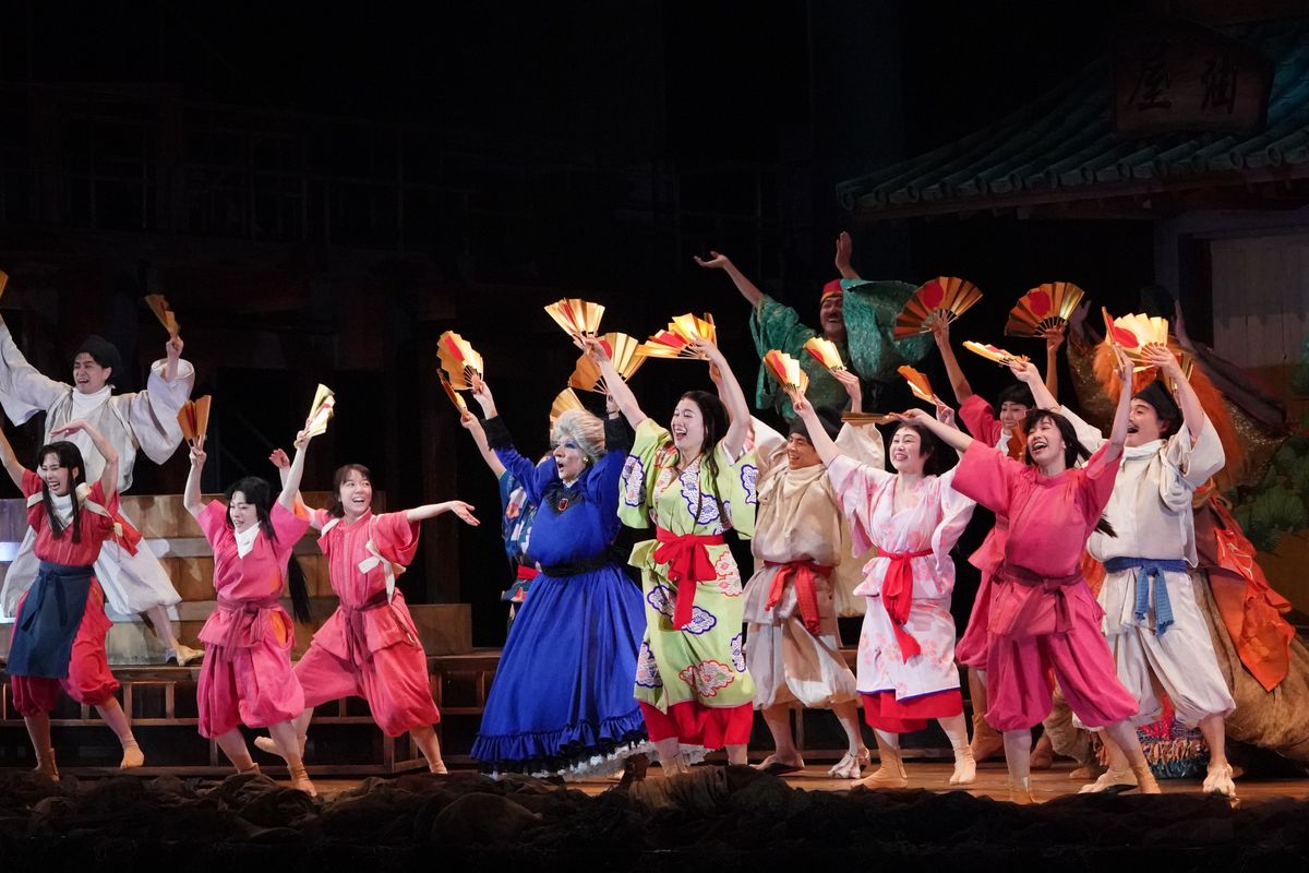 un numero di gruppo nello spettacolo Spirited away