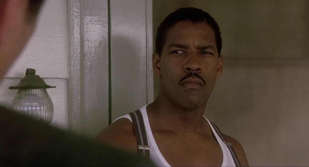 Denzel è alla porta con l'aria di voler prendere a pugni un ragazzo in Devil in a Blue Dress