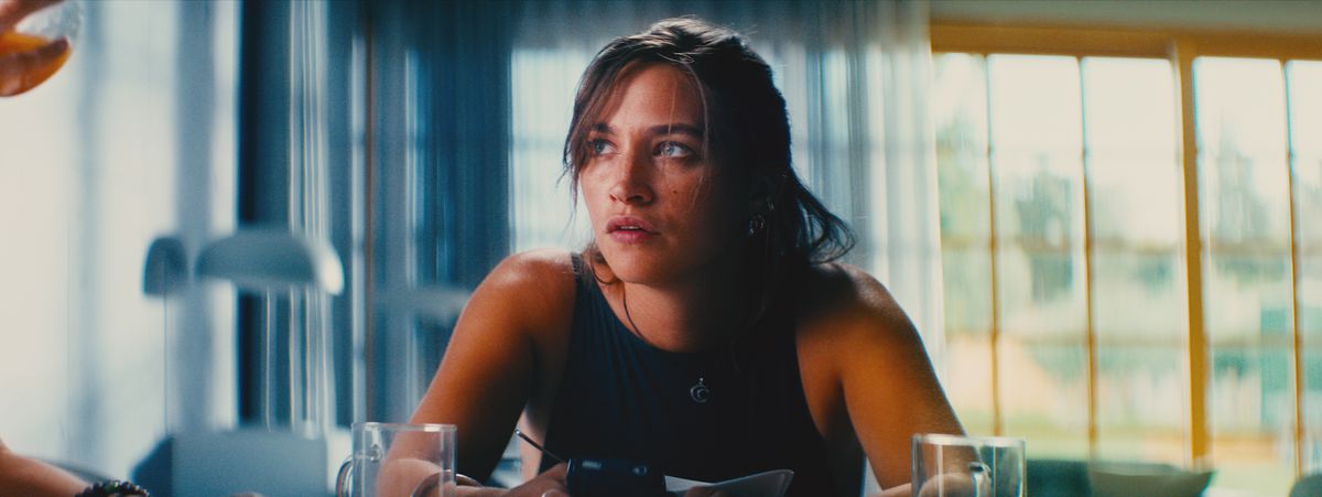 Una giovane donna guarda fuori dalla telecamera in The Seed.