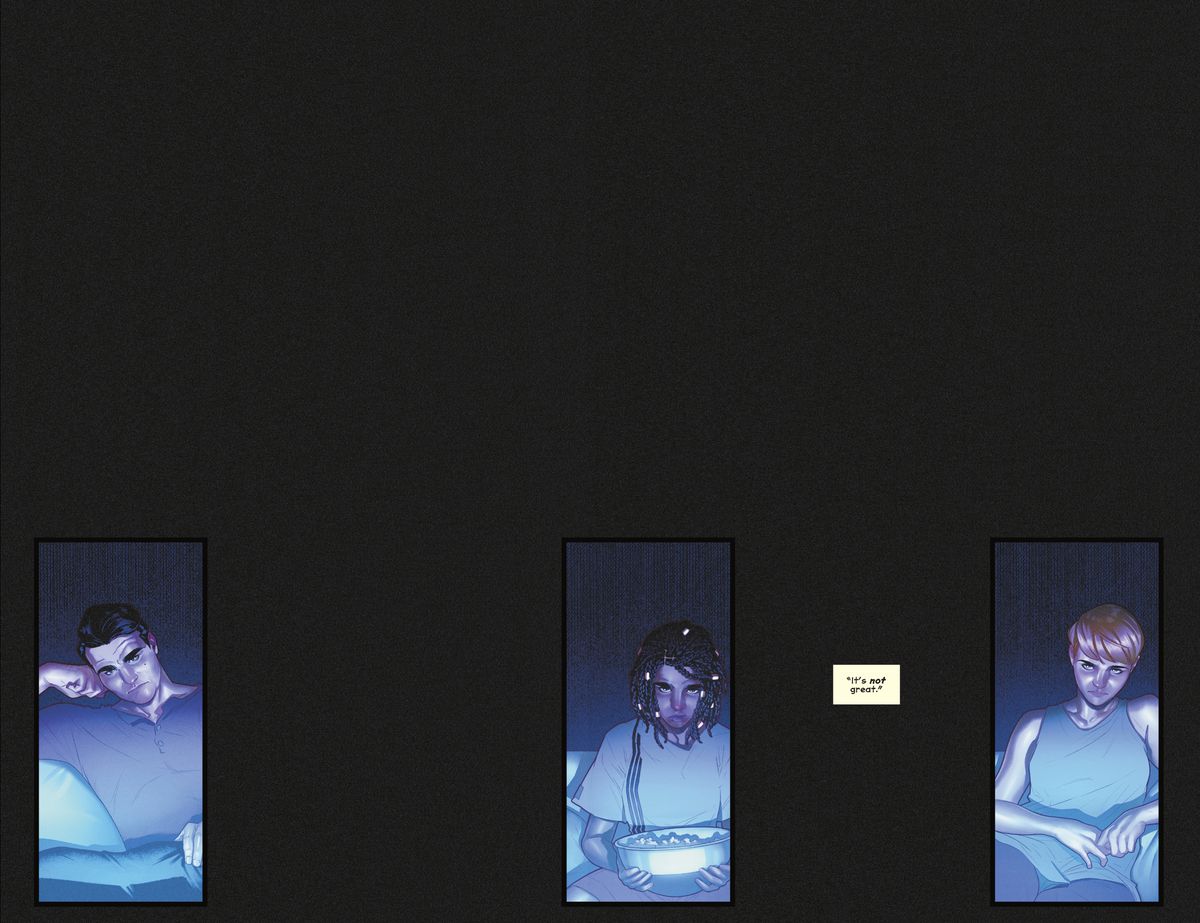 Una doppia pagina è completamente nera, fatta eccezione per tre pannelli di Naomi seduta su un divano con i suoi genitori che guardano un film. Ogni pannello è molto più distante di quanto non lo siano i personaggi nella