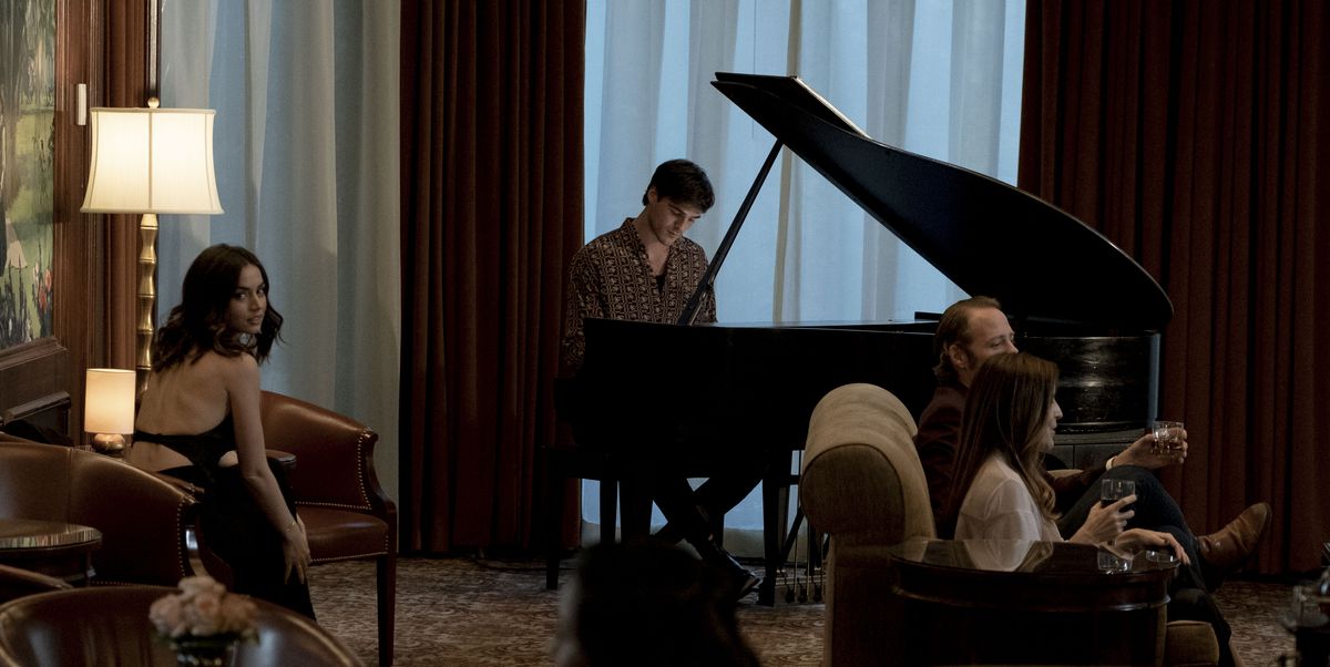 Ana de Armas si siede vicino a un pianista di cocktail e si guarda alle spalle