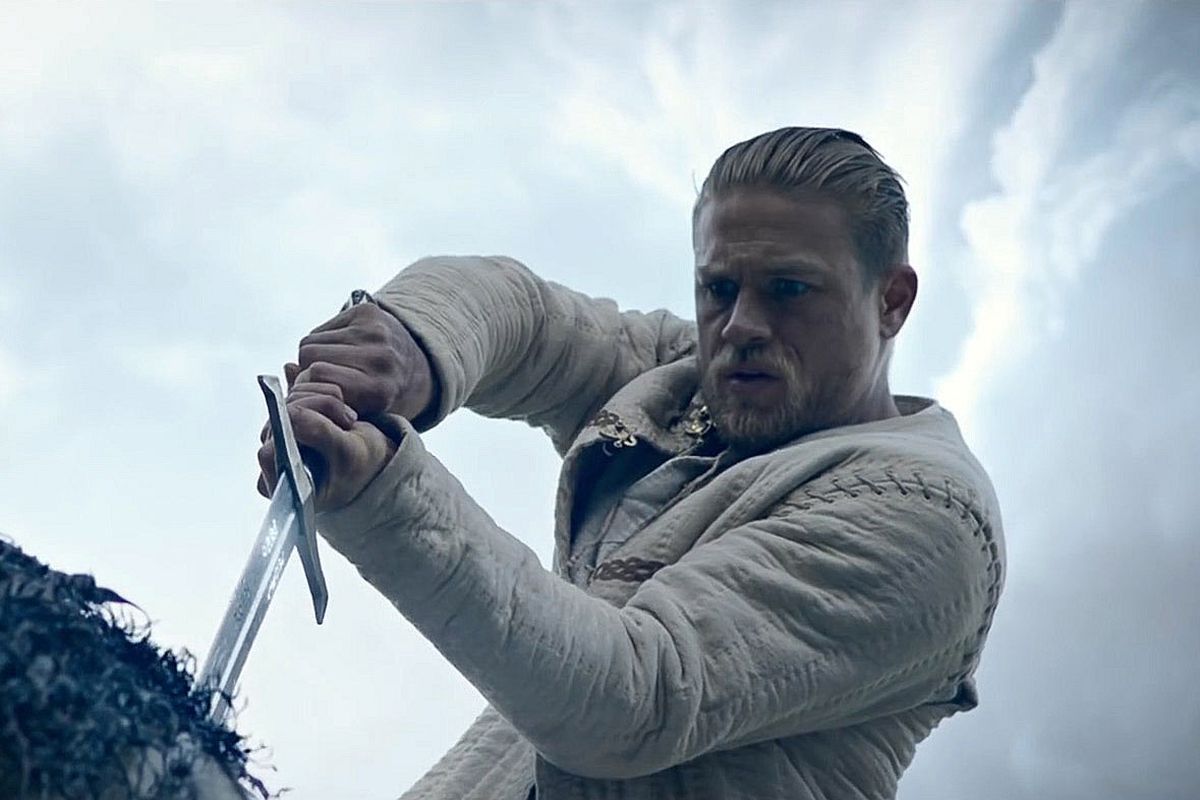 Charlie Hunnam nei panni di Arthur che estrae Excalibur dalla pietra in King Arthur: Legend of the Sword.