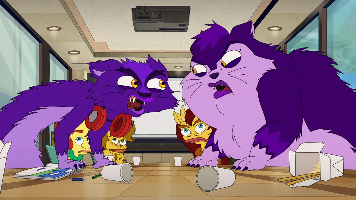 Due gatti della depressione che si urlano l'un l'altro su un tavolo della sala riunioni durante una riunione