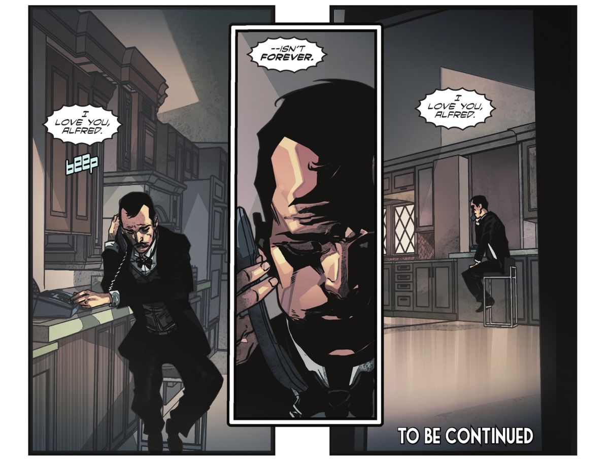 Alfred Pennyworth ascolta una registrazione vocale maschile, ripetendo la parte in cui dice 