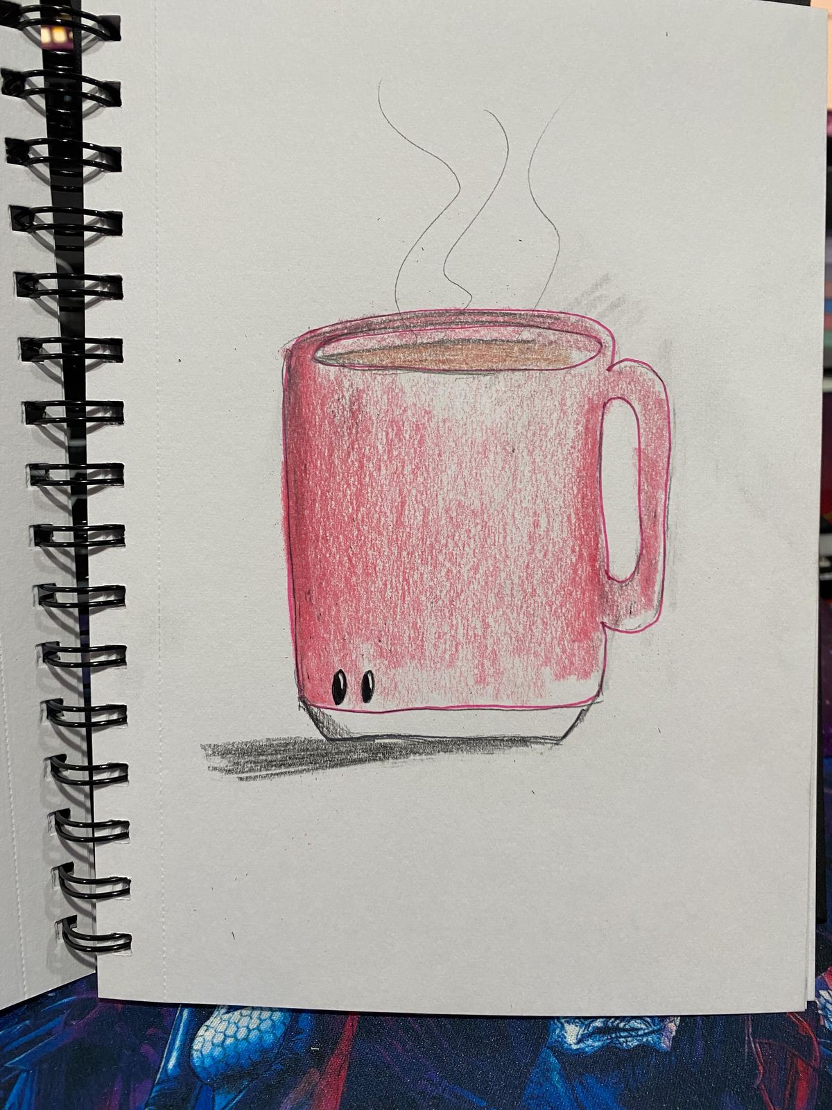 Un disegno di Kirby allungato su una tazza di caffรจ