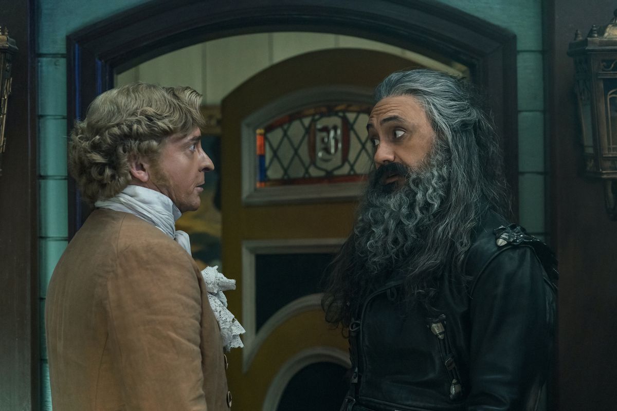 Rhys Darby e Taika Waititi mentre Stede e Barbanera parlano sul ponte in La nostra bandiera significa morte