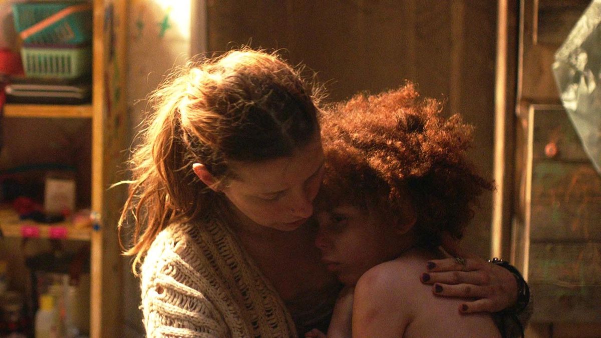 Celine Held e Zhaila Farmer nei panni di Nikki e sua figlia Little in Topside.