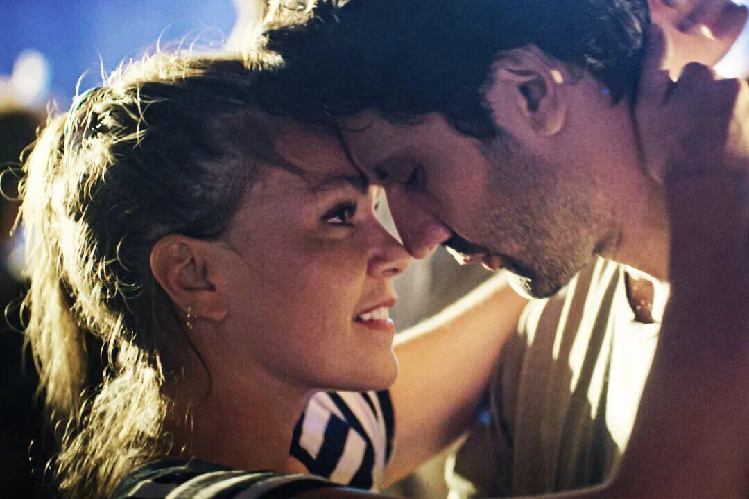 Asli Enver e Kaan Urgancioglu nei panni di Melisa e Firat in In Good Hands.