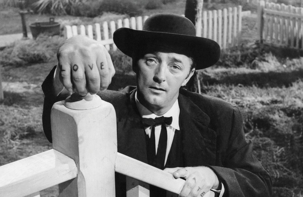 Robert Mitchum nel ruolo del predicatore Harry Powell in La notte del cacciatore (1955).