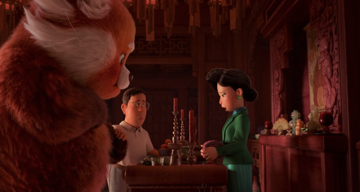 mei, ming e jin al tempio della famiglia mentre ming racconta a mei della storia della famiglia che diventa rossa