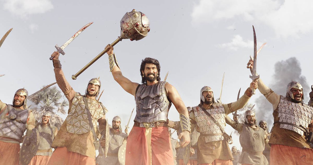 I soldati alzano le armi a Baahubali.