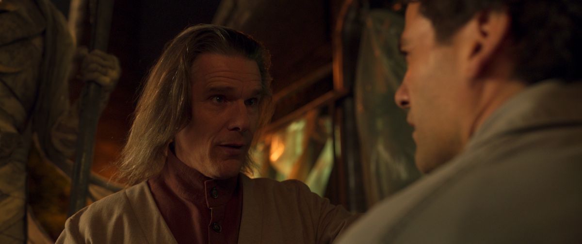 Harrow parla con Steven mentre Khonshu è in agguato leggermente dietro di lui