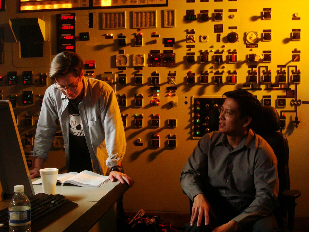 Il regista di Mega Shark vs. Giant Octopus Jack Perez sul set con Vic Chao