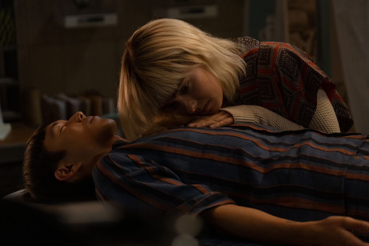 Haley Lu Richardson ascolta il petto di Justin H. Min in After Yang