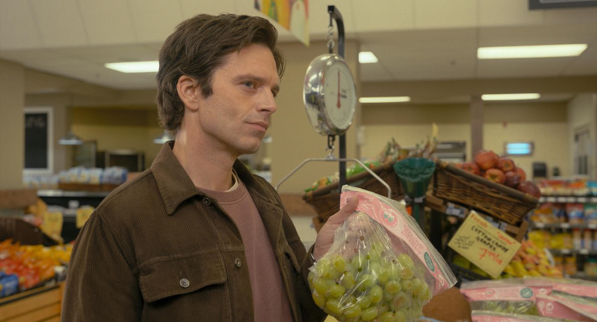 Sebastian Stan alza in modo suggestivo un sacchetto di uva ammaccata nel negozio di alimentari, cosa che probabilmente non era una cosa che ti sei reso conto che qualcuno potrebbe fare