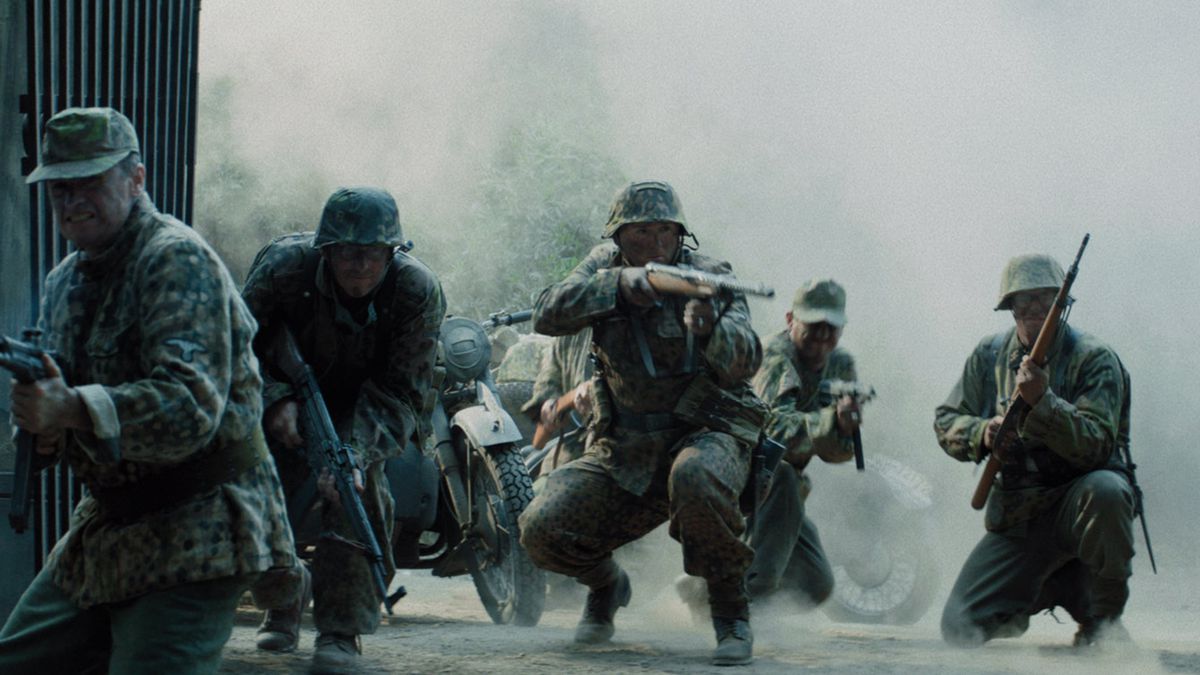 I soldati appaiono attraverso il fumo in Hell Hath No Fury.