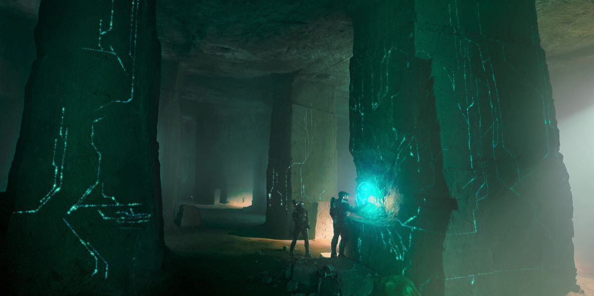 maestro capo che tocca un manufatto