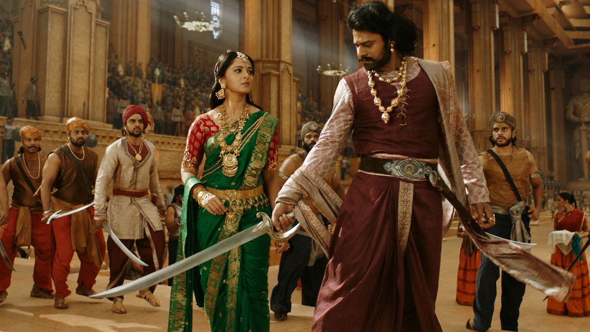 La corte reale di Baahubali, con le spade sguainate.