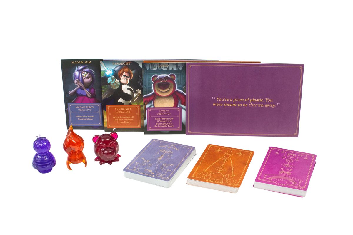 Pezzi e tavola per Disney Villainous: Bigger and Badder preparati per il gioco.