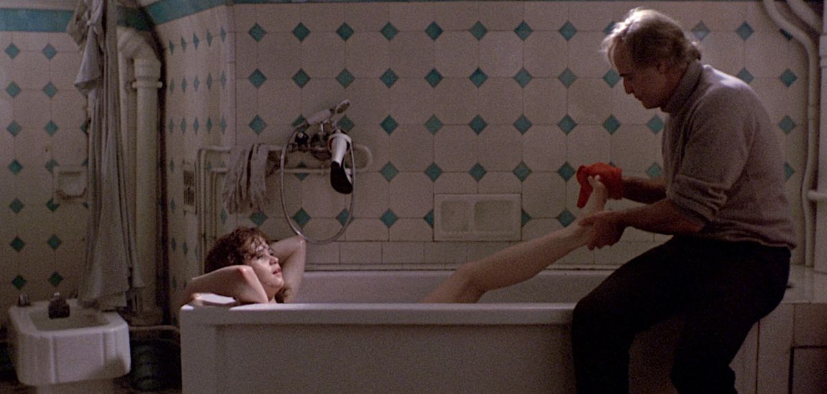 Maria Schneider giace in una vasca da bagno mentre Marlon Brando si lava i piedi in Last Tango a Parigi