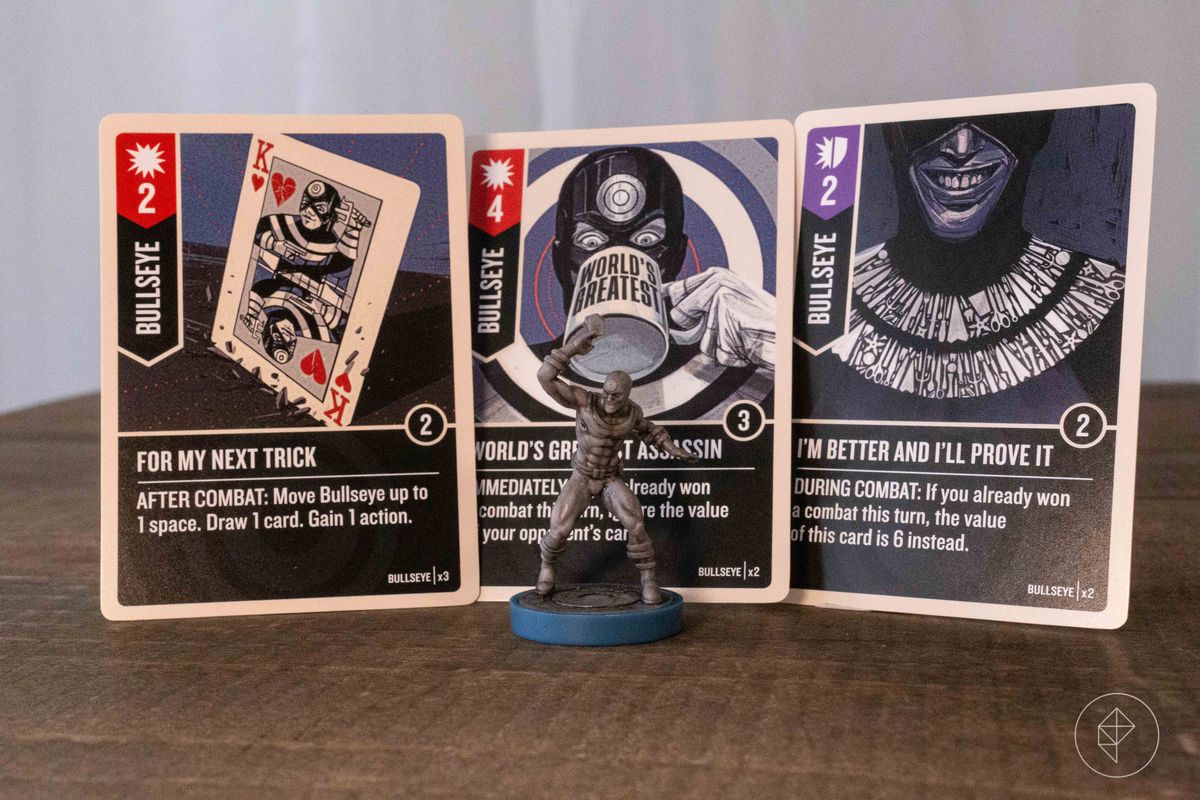Una miniatura Bulleseye con tre carte correlate dal mazzo del personaggio.