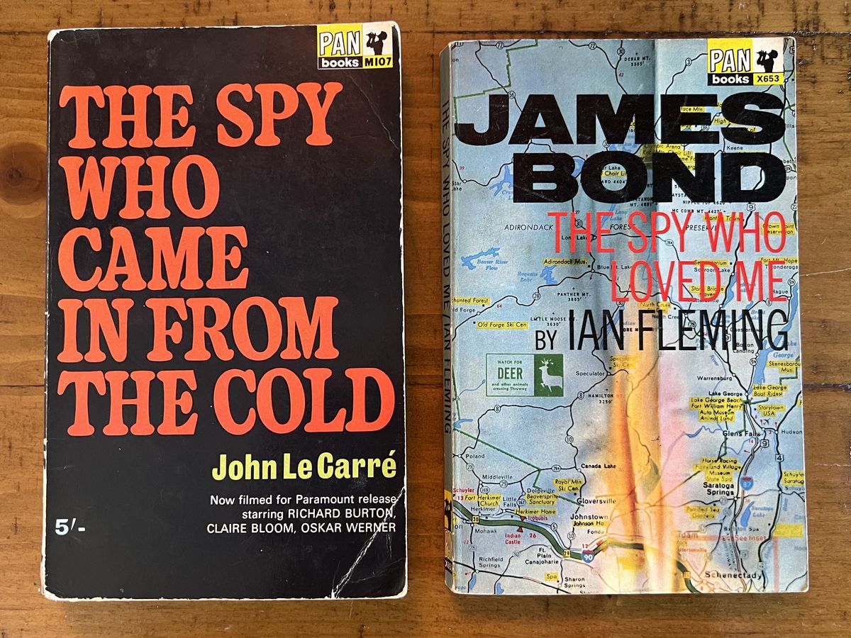 edizioni tascabili vintage di The Spy Who Came in from the Cold e The Spy Who Loved Me