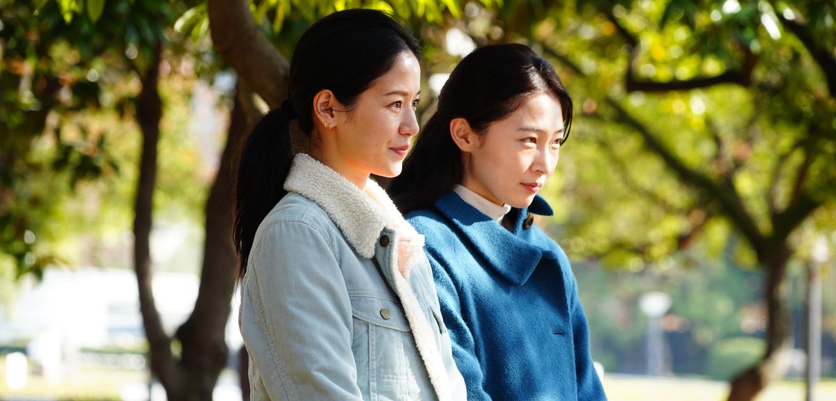 Sonia Yuan e Park Yurim stanno fianco a fianco in un parco insieme in Drive My Car