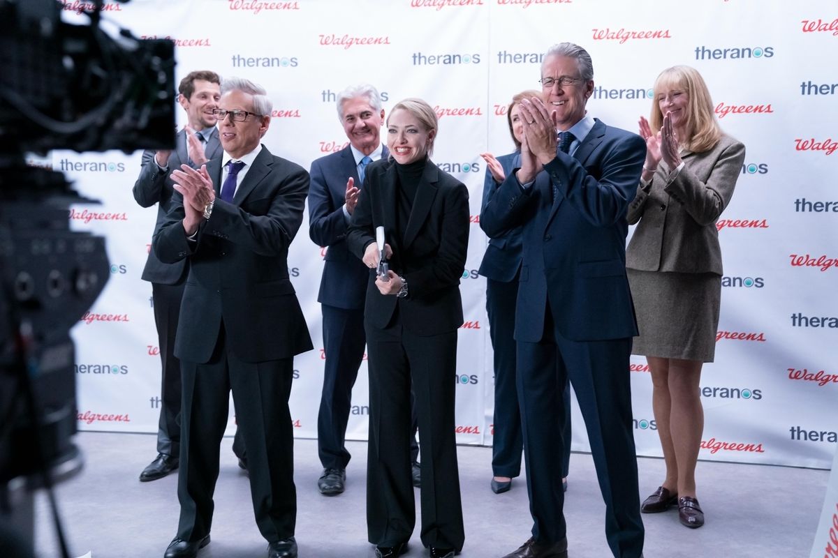 Elizabeth esegue il taglio del nastro in una foto di The Dropout