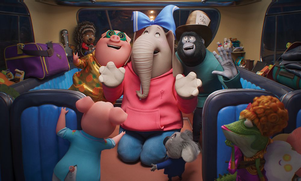 Animali antropomorfi che cantano in costume in Sing 2.