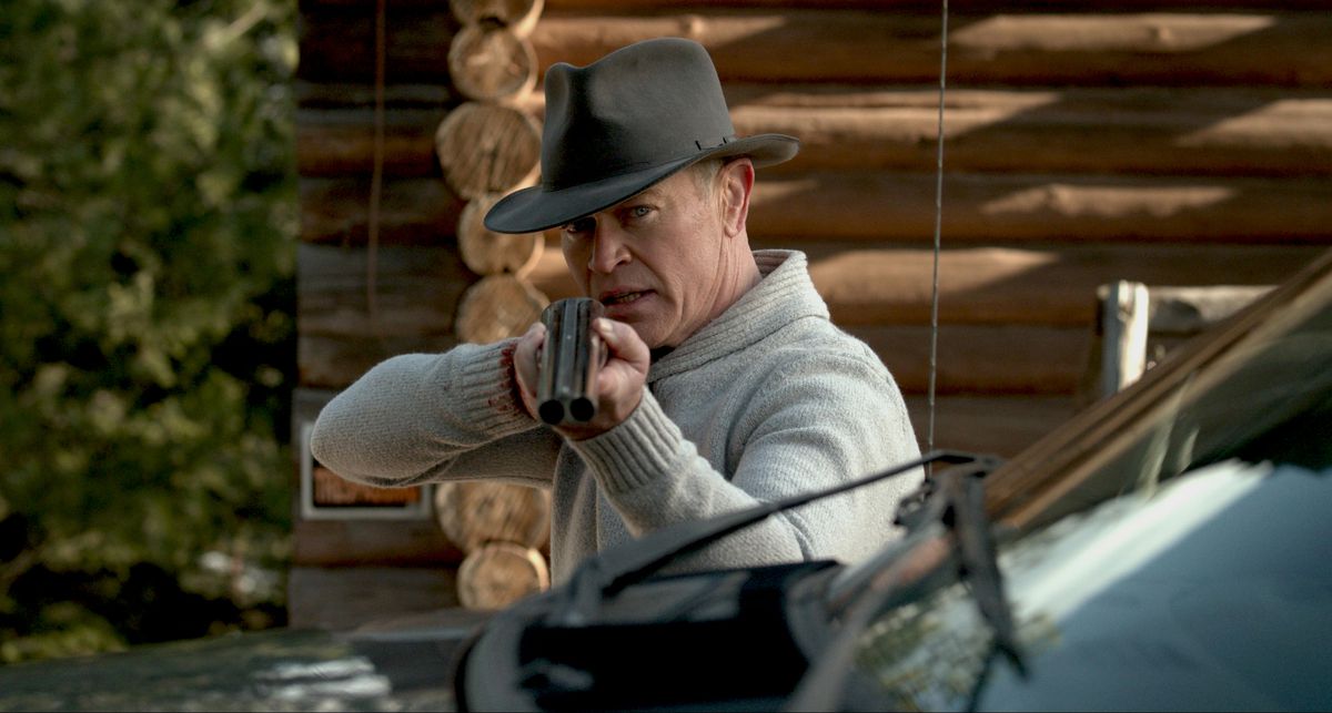 Neal McDonough nei panni di Nick Boon con in mano un fucile a doppia canna in Boon.