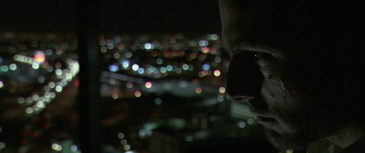 Tom Cruise osserva minacciosamente lo skyline di Los Angeles in Collateral.