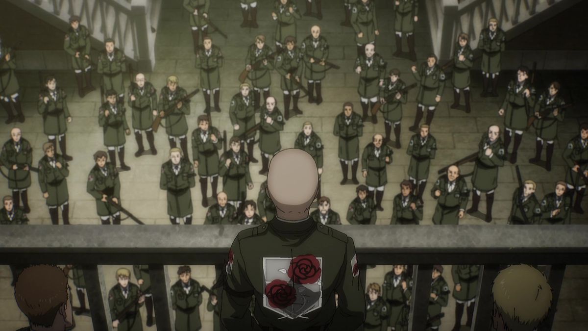 Un leader in piedi su un balcone ci dà le spalle e guarda i soldati a terra