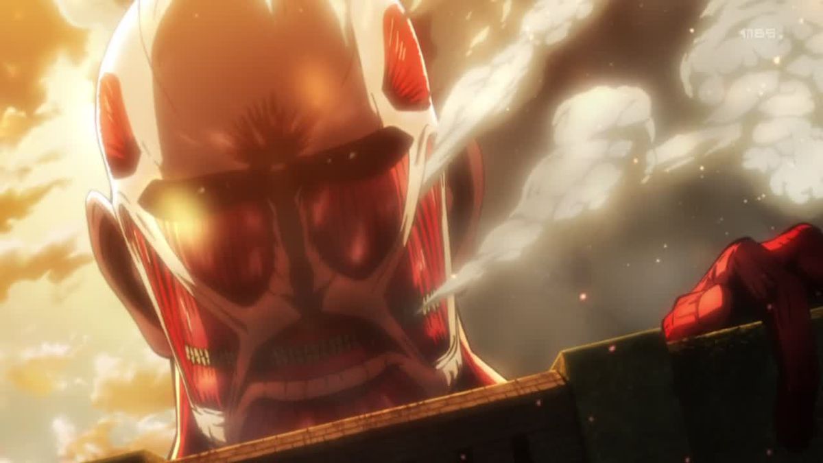 Un titano che guarda in basso attraverso il fumo sopra un muro