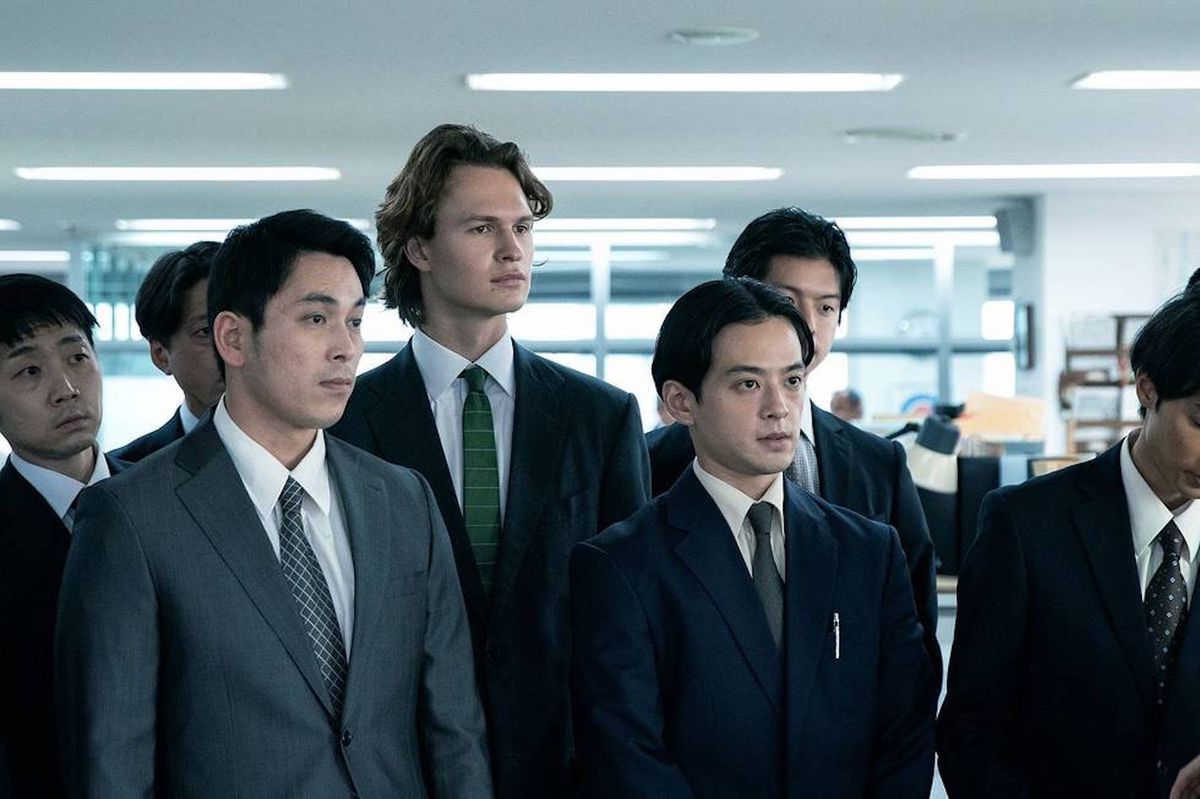 Jake Adelstein di Ansel Elgort è al fianco dei suoi colleghi giornalisti giapponesi in Tokyo Vice di HBO Max.