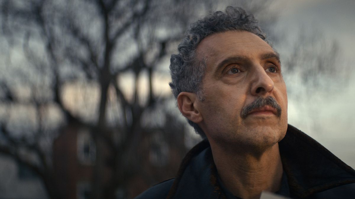 John Turturro nei panni di Irving che fissa da qualche parte fuori