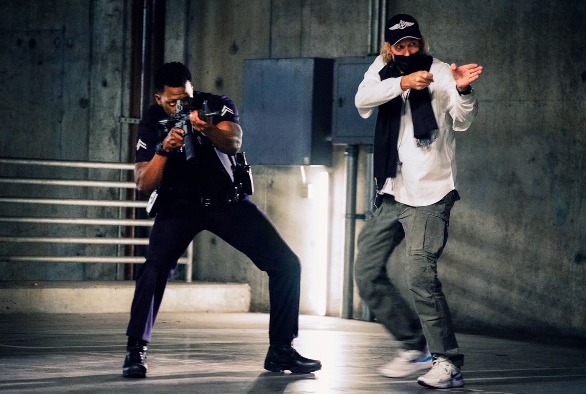 Il regista Michael Bay sul set di Ambulance