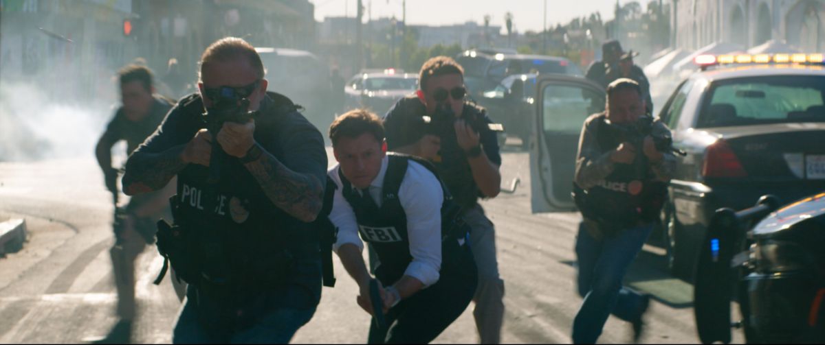 Diversi agenti di polizia in ambulanza camminano verso un bersaglio