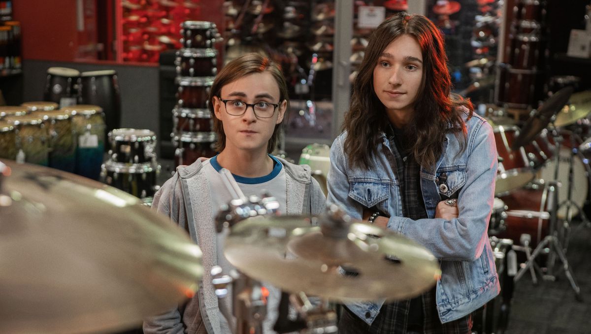 Kevin (Jaeden Martell) e Hunter (Adrian Greensmith) guardano alle batterie in Metal Lords