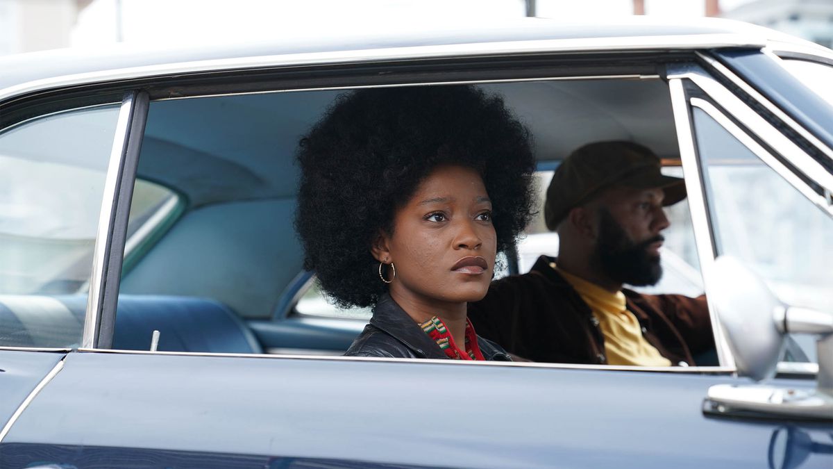 Alice (Keke Palmer) e Frank (Common) seduti in un'auto blu in Alice (2022).