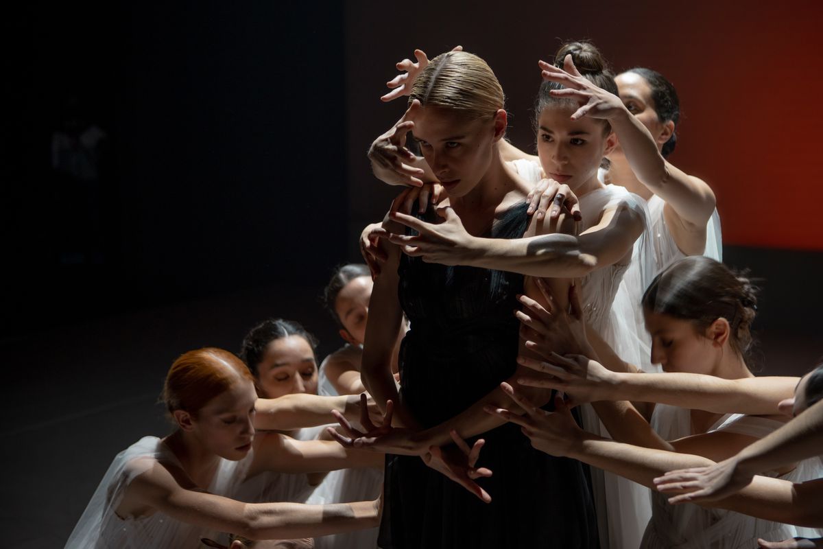 (Da sinistra a destra) Olivia Baglivi nel ruolo di Ruth in Dancing on Glass.