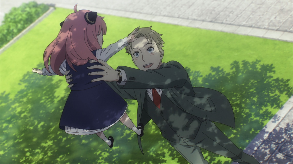 Loid solleva Anya in aria per festeggiare