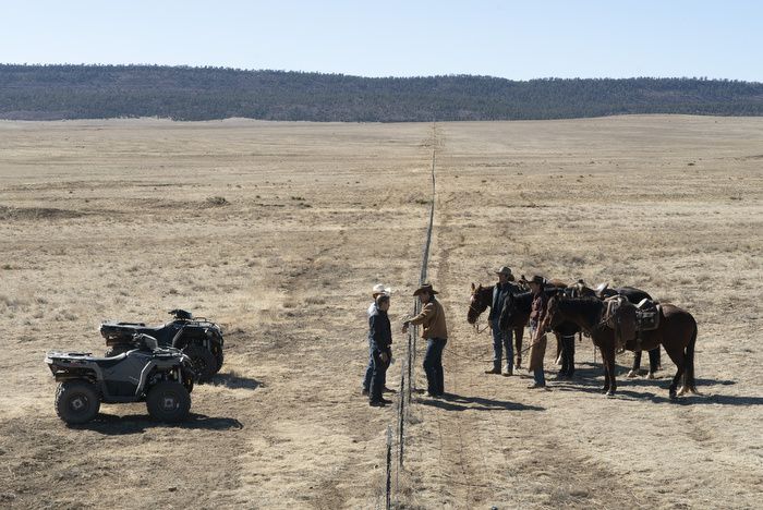 Le due famiglie di ranch di Outer Range stanno negoziando sul recinto
