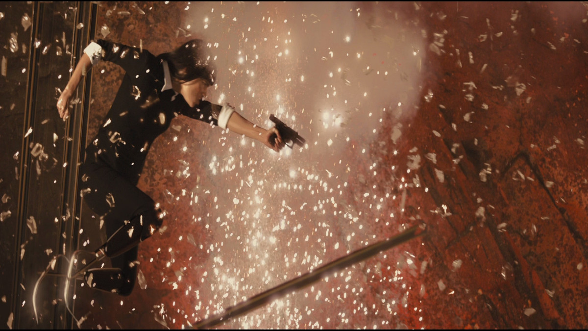 Sofia Boutella spara con una pistola in Kingsman: The Secret Service.