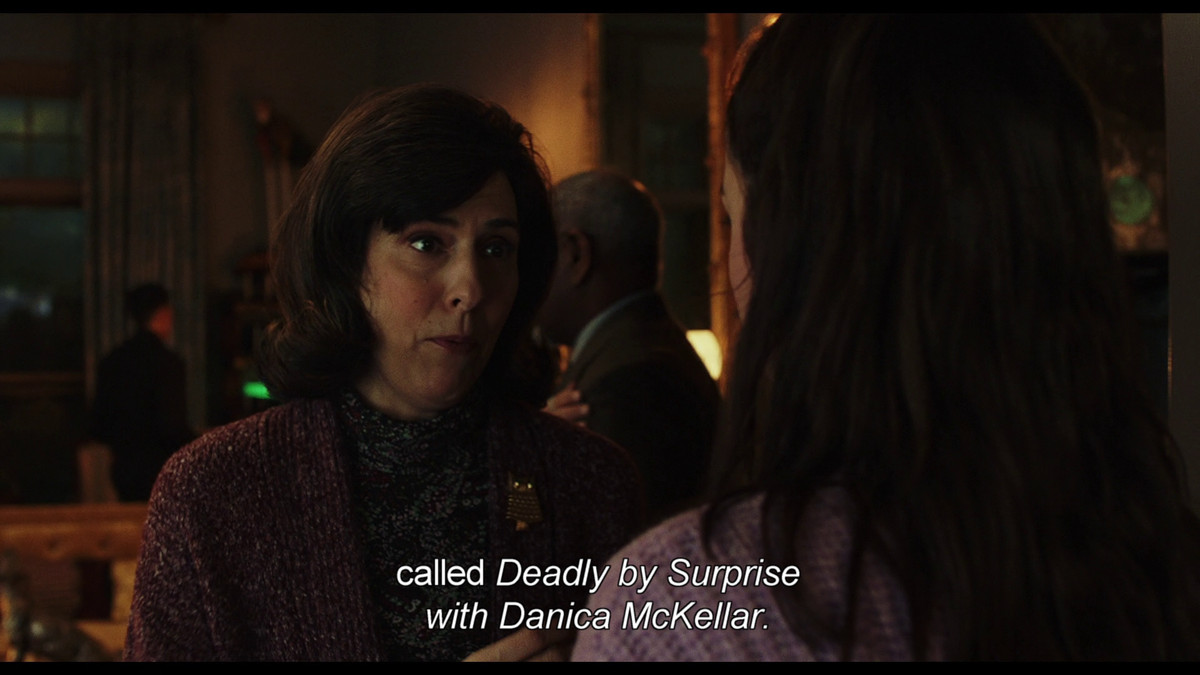 Fran in Knives out parla del film Hallmark nell'universo Deadly by Surprise con Danica McKellar.