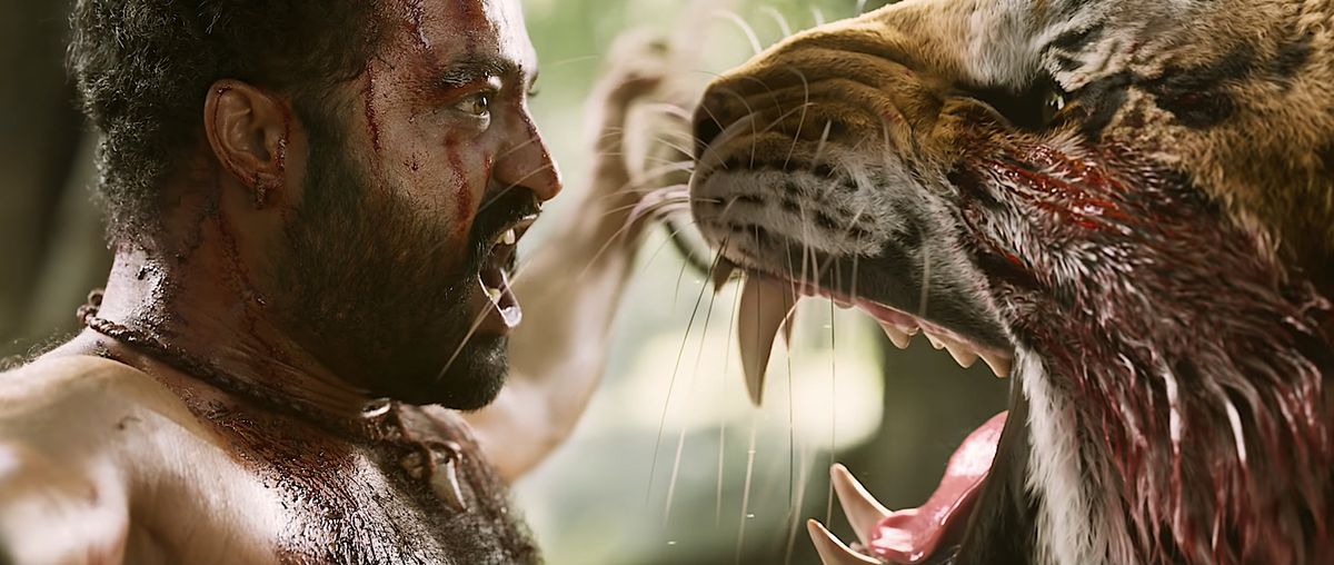 Jr NTR ruggisce di fronte a una tigre del Bengala in RRR