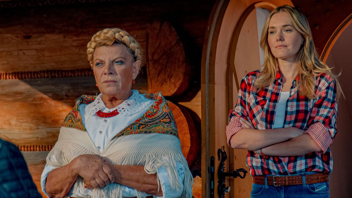 Maryla (Dorota Stalinska) e Kaska (Magdalena Lamparska) in The Taming of The Shrewd.