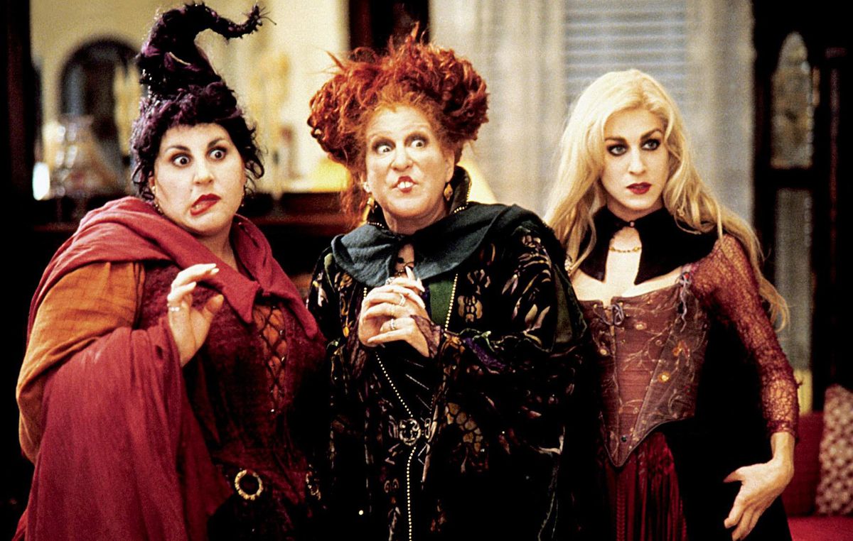 Le sorelle Sanderson (Kathy Najimy, Bette Midler e Sarah Jessica Parker) sembrano confuse