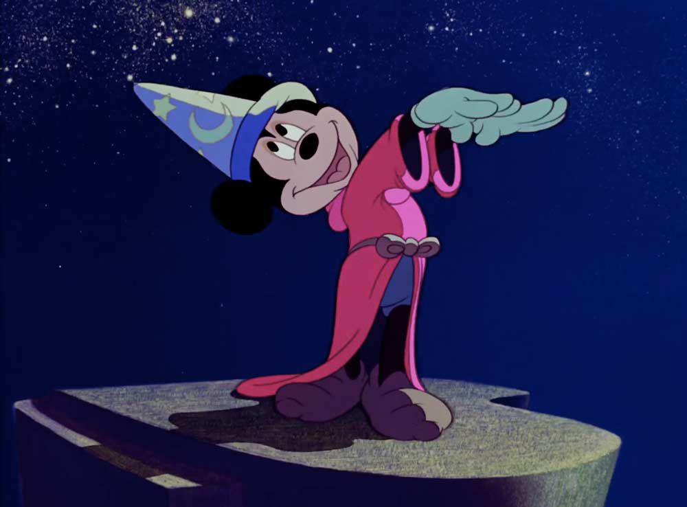 Topolino con un cappello da mago che agita le braccia come un direttore d'orchestra in Fantasia.