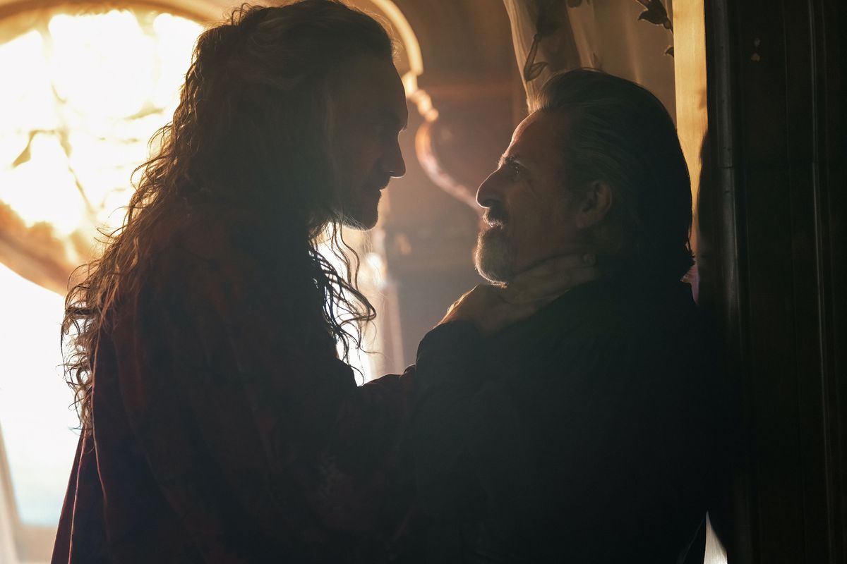 Ed che soffoca Izzy contro un muro